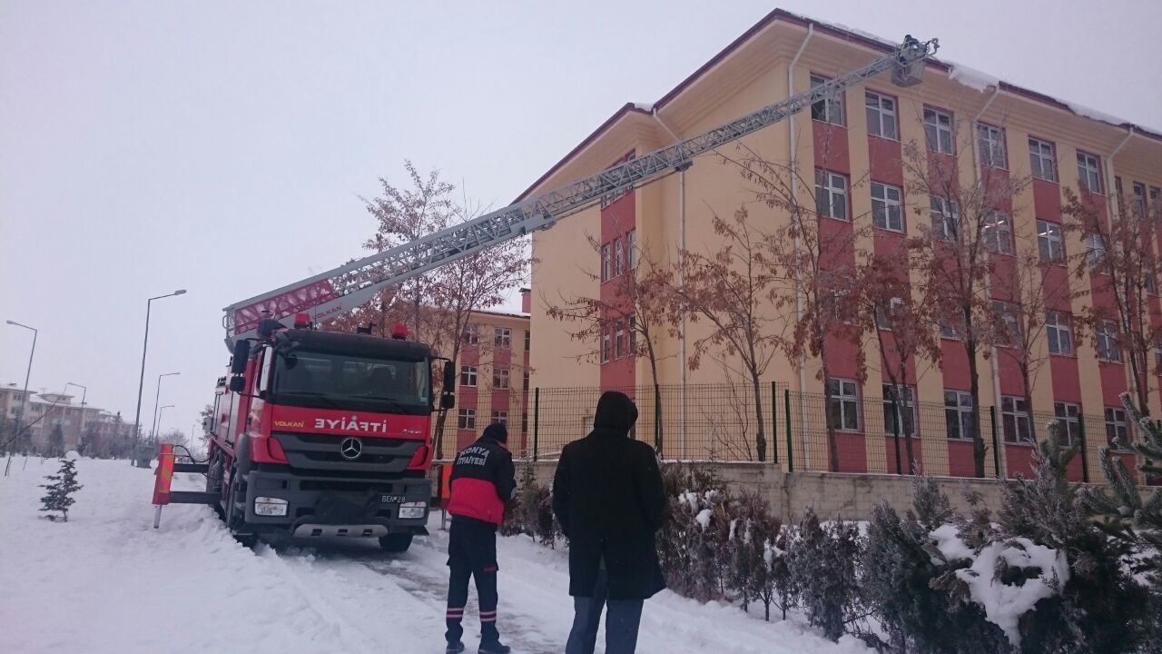 Beyşehir’de buz sarkıtlarını temizliyor