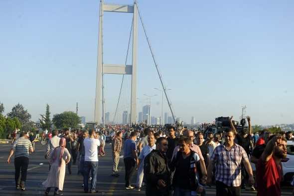 Askeri darbe girişimi halkı sokağa döktü