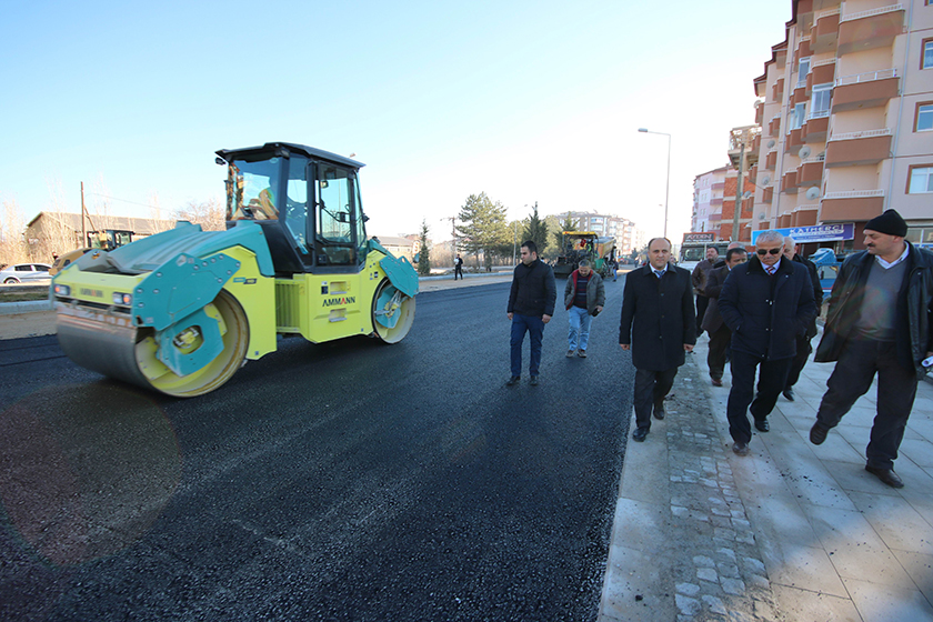 Başkan Özaltun, sıcak asfalt çalışmalarını inceledi