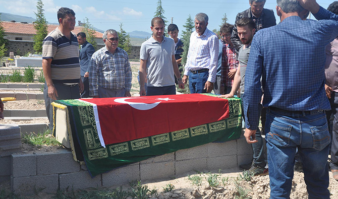 Hakkari'de evinde ölü bulunan aile hekimi toprağa verildi