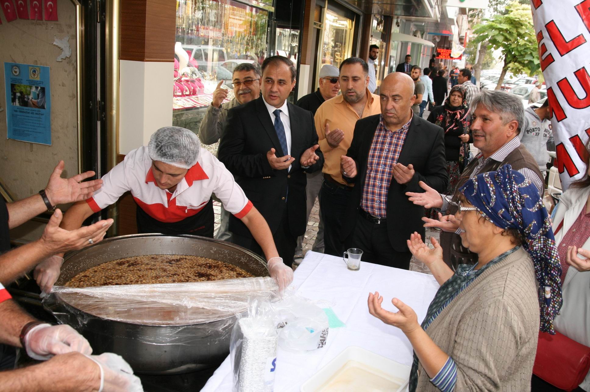 Kulu’da yardım derneğinden aşure ikramı