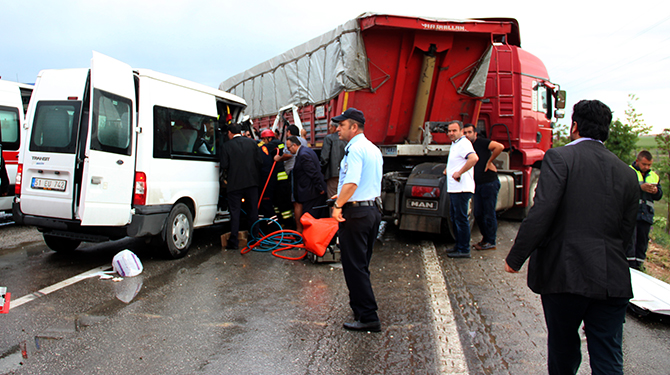 Konya'da minibüs tırla çarpıştı: 11 yaralı