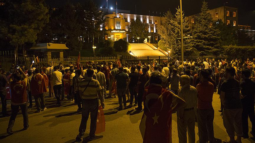 Halkın darbecilere direnmesini camdan izlemiş