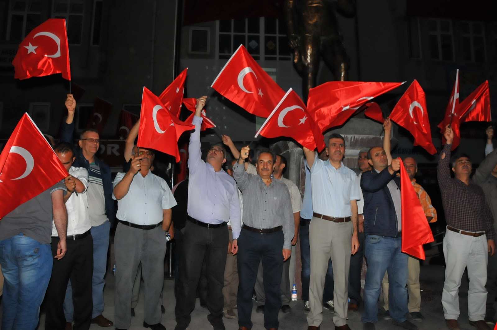 Akşehir’de demokrasi nöbeti sürüyor