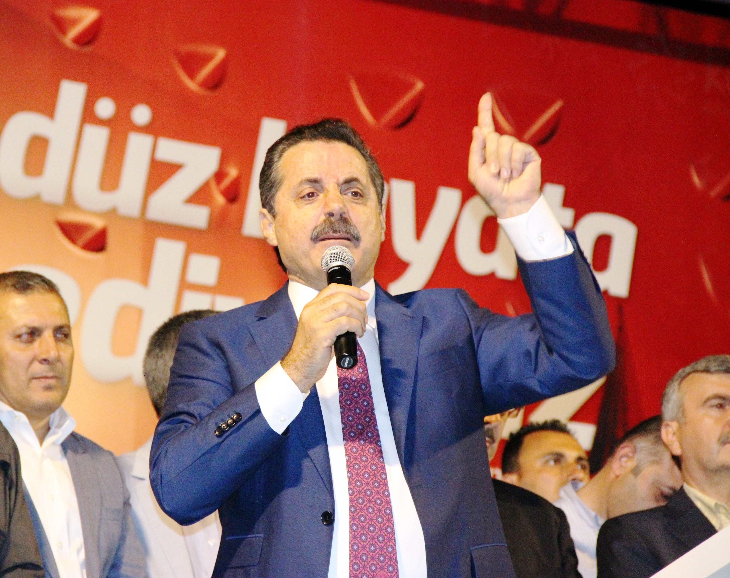 Bakan Çelik Konya’da demokrasi nöbetine katıldı