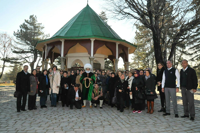 Akşehir’e gelen misafirleri Nasreddin Hoca karşılıyor