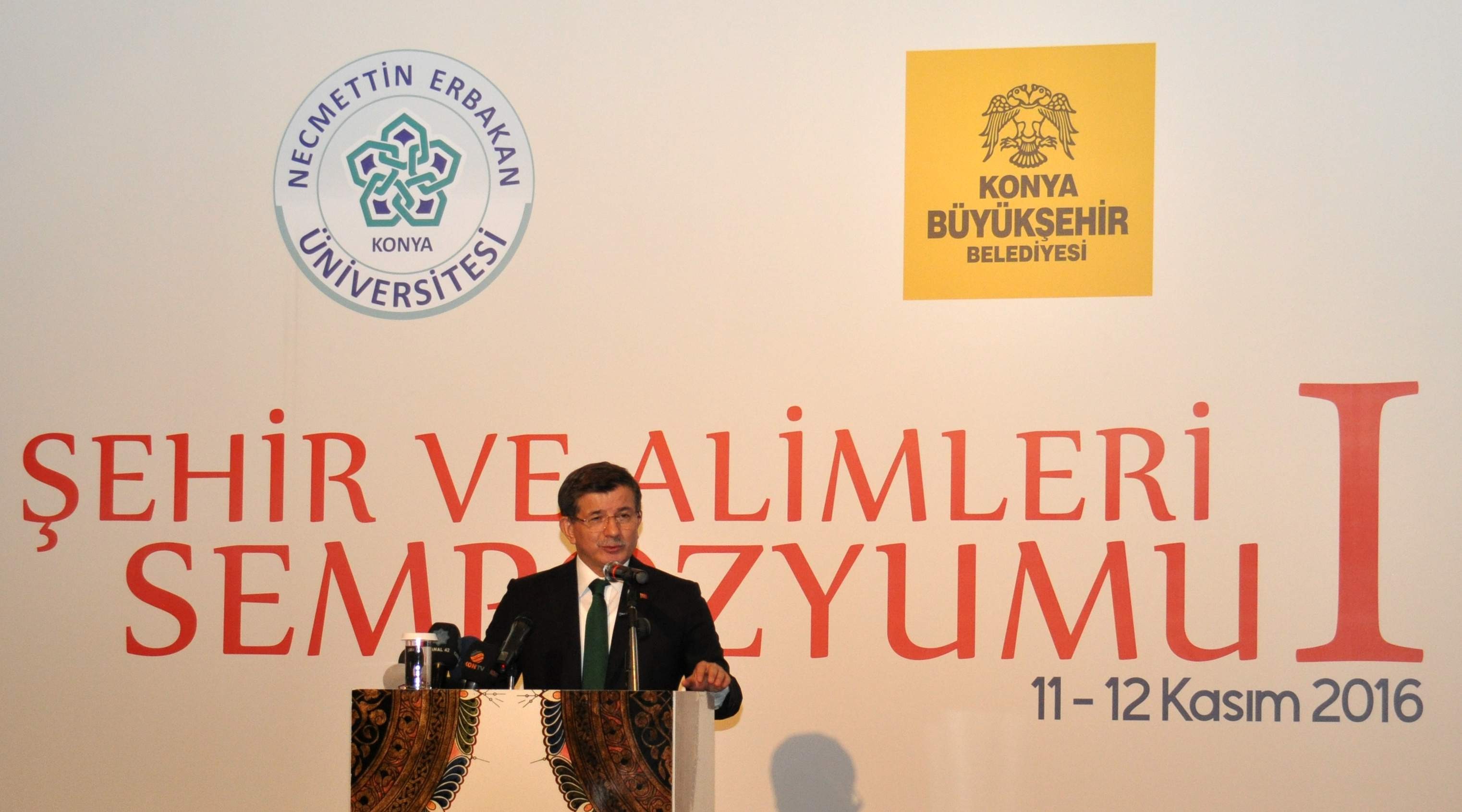 “Şehir ve Alimleri” Sempozyumu Ahmet Davutoğlu’nun katılımıyla başladı