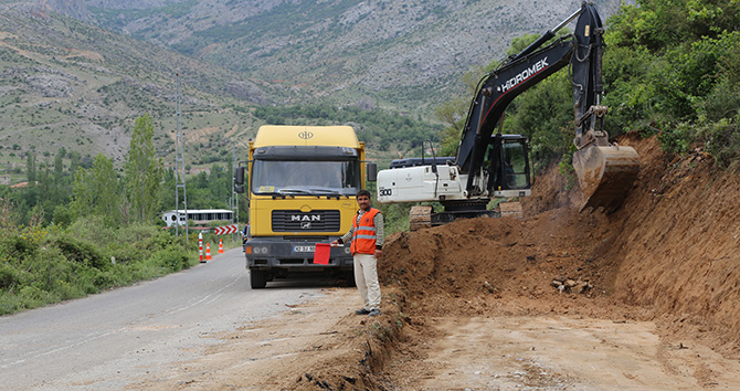 Halkapınar'da yol genişletme çalışması