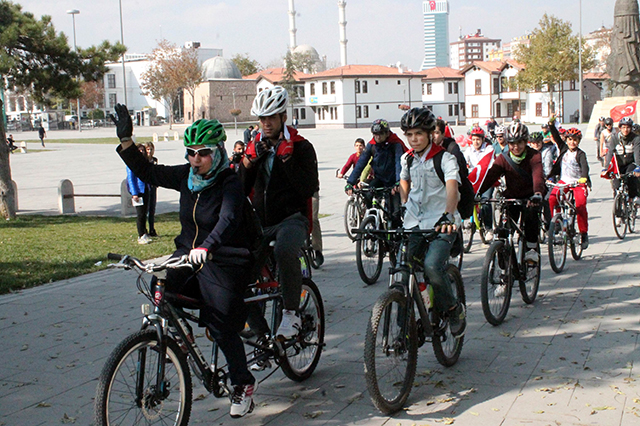 “Türkiye için bayrak salla” sloganıyla pedal çevirdiler