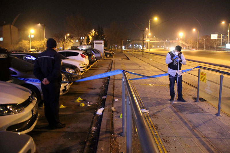 Tramvay durağında bıçaklı kavga