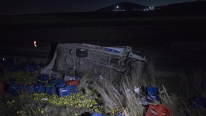 Ankara'da yolcu otobüsü ile kamyon çarpıştı: 11 yaralı