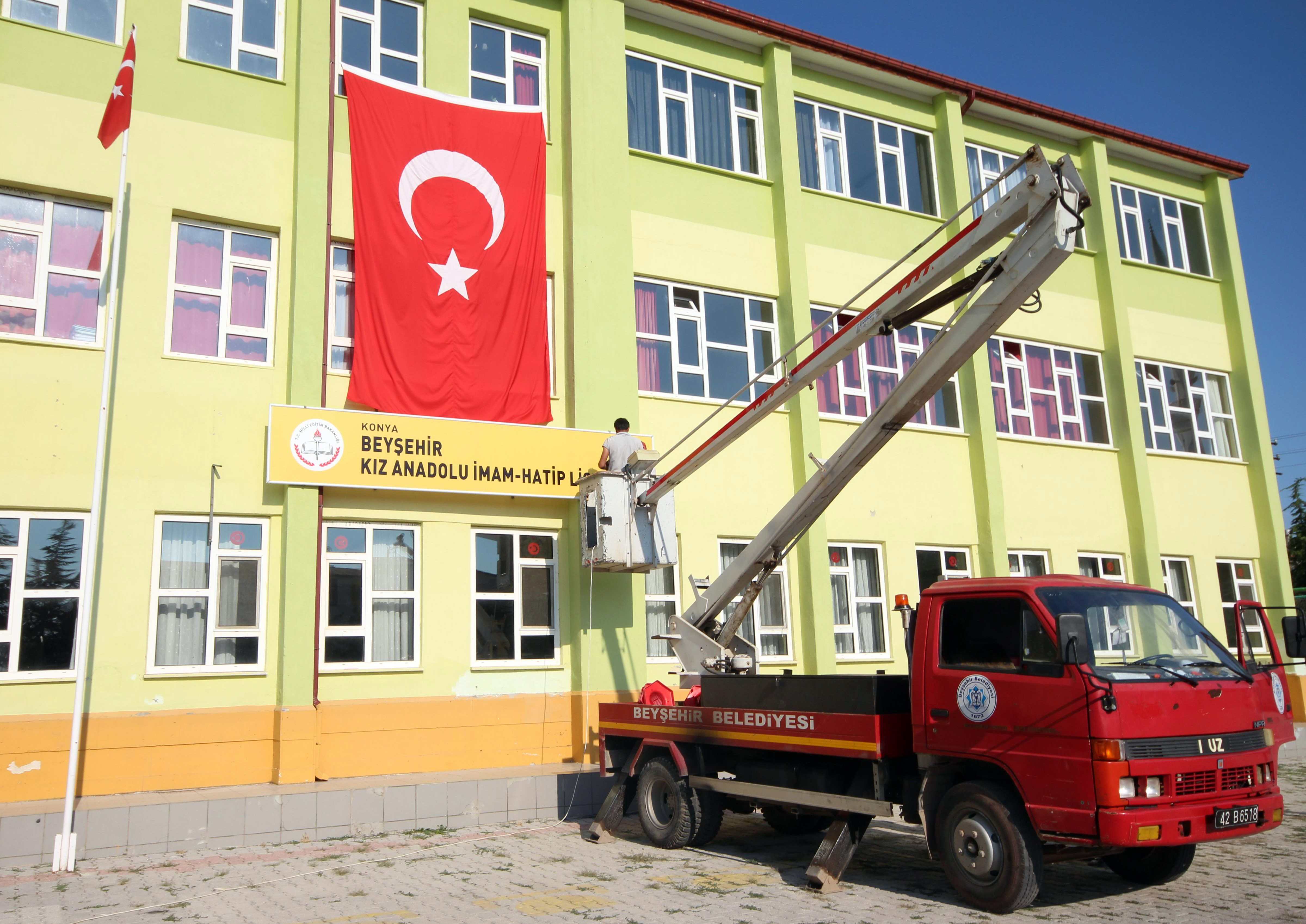 Kapatılan FETÖ’nün okulu, Kız Anadolu İmam Hatip Lisesi’ne dönüştü