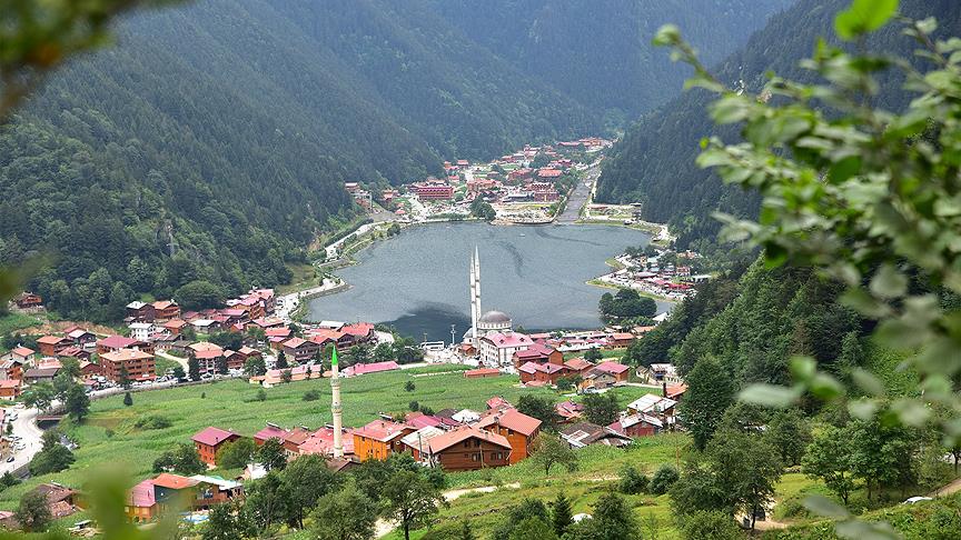 Dünyaca ünlü Uzungöl turistlerin gözdesi