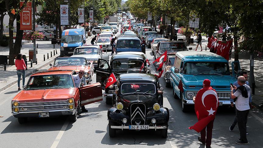 Klasik araçlar "zafer turu" attı