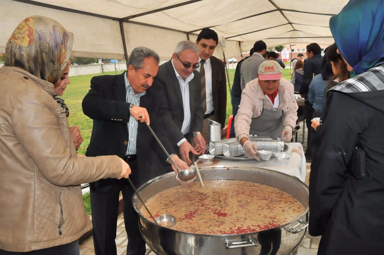 Akşehir ÜNİAK’tan üniversite öğrencilerine aşure