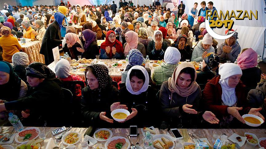 Moskova'da ramazan çadırında iftar programı düzenlendi