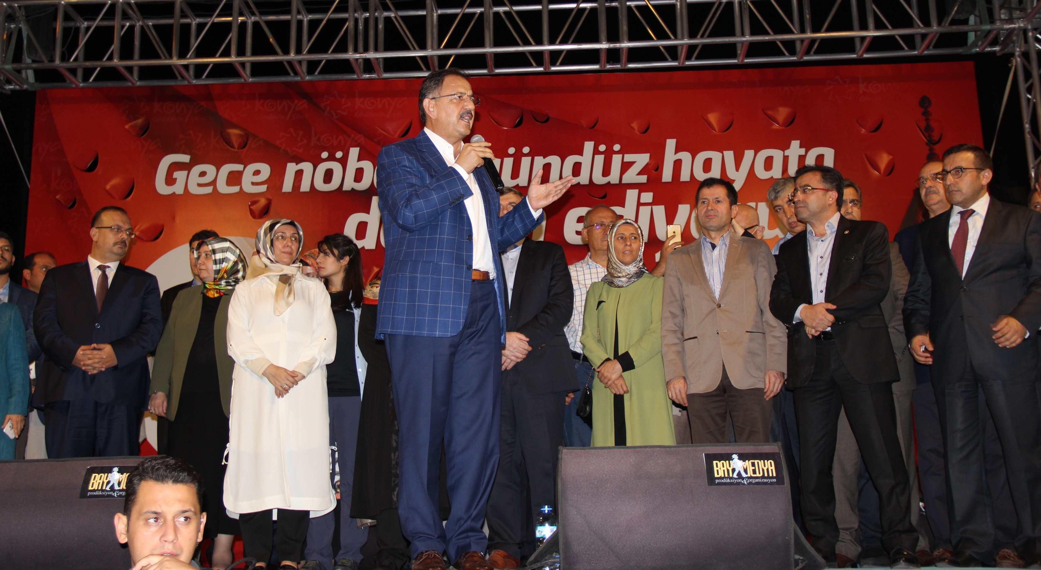 Bakan Özhaseki demokrasi nöbetinde Konyalılarla buluştu