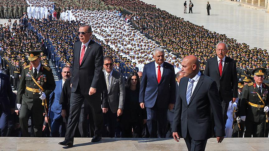 Başkanlığındaki devlet erkanı Anıtkabir'i ziyaret etti