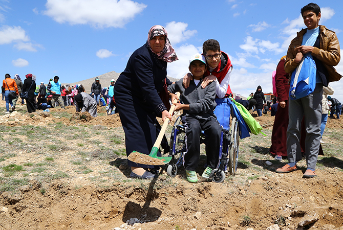 "Özel çocuklar"ın fidanları toprakla buluştu