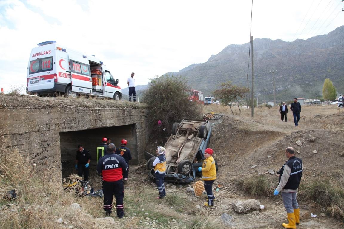 Otomobil şarampole devrildi: 1 ölü, 1 yaralı