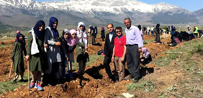 Seydişehir'de öğrenciler fidan dikti