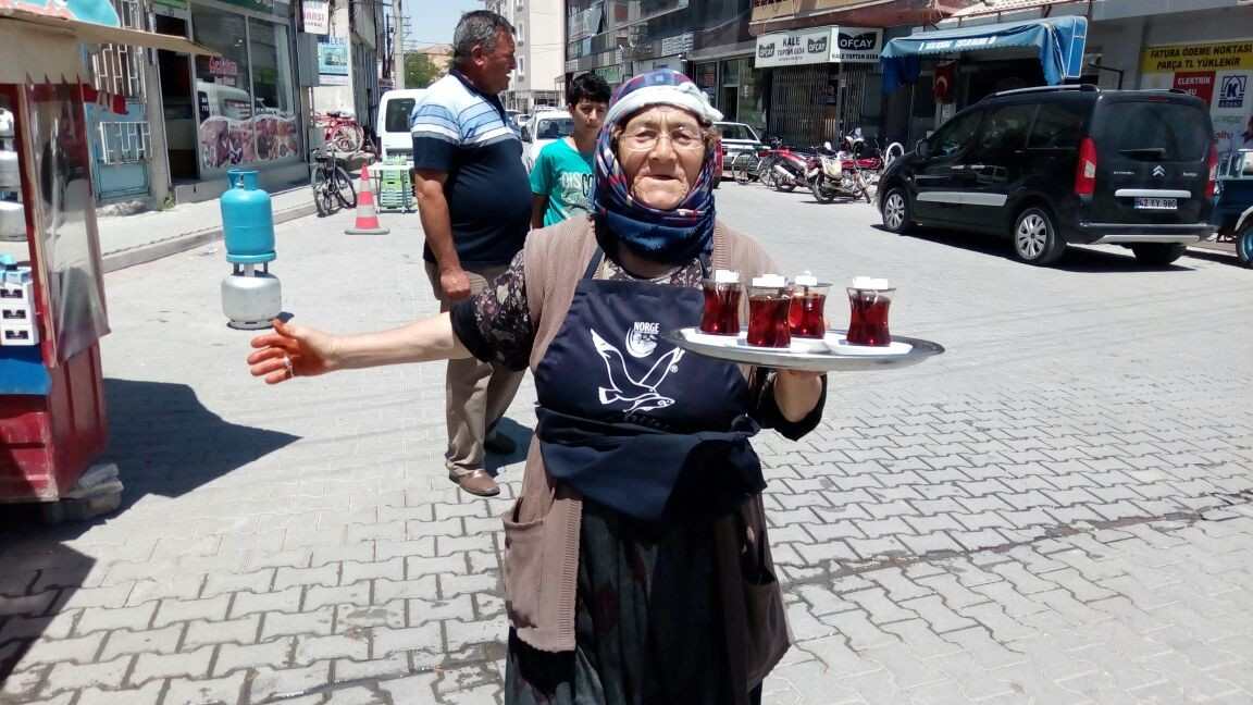 79 yaşındaki kadın çaycılık yaparak biriktirdiği 70 bin lirayı çaldırınca eski işine geri döndü