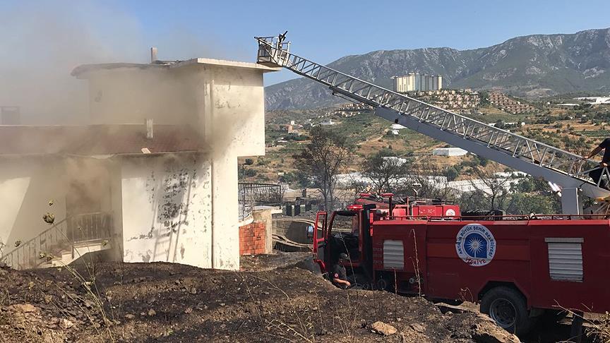 Alanya'da villalar bölgesinde yangın