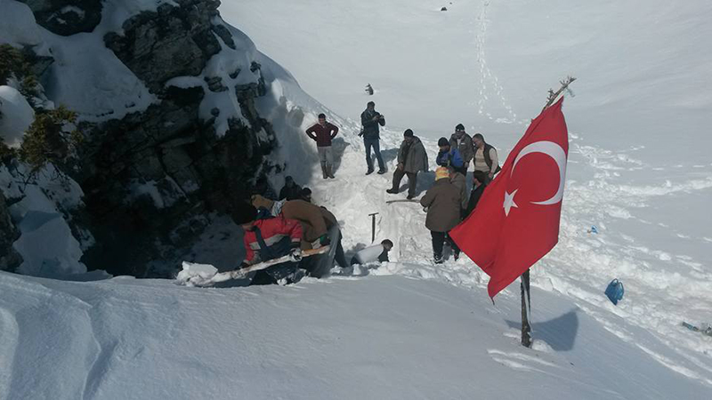 Derebucak'ta dağdaki doğal deliklere kar stok ediliyor