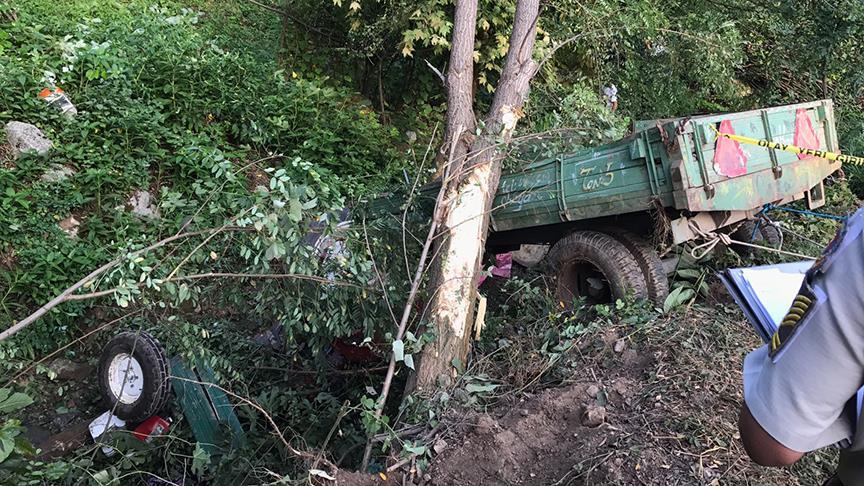 Sakarya'da işçileri taşıyan traktör devrildi: 7 ölü, 9 yaralı