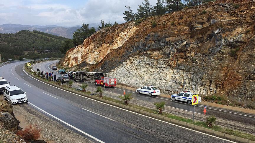 Mersin'de çevik kuvvet otobüsü devrildi: 9 yaralı