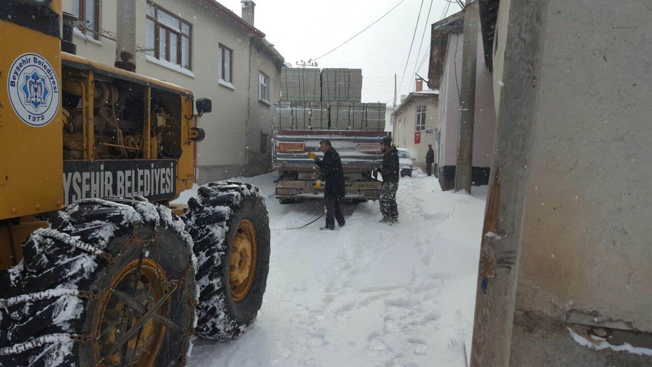 Karda mağdur olan sürücülerin yardıma Beyşehir Belediyesi ekipleri yetişti