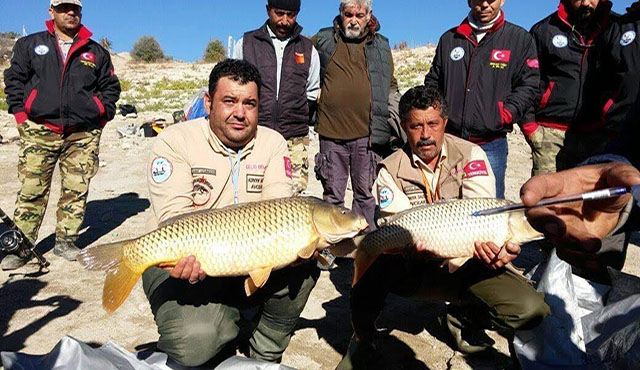 Baraj gölünde balık yakalama yarışması heyecanı