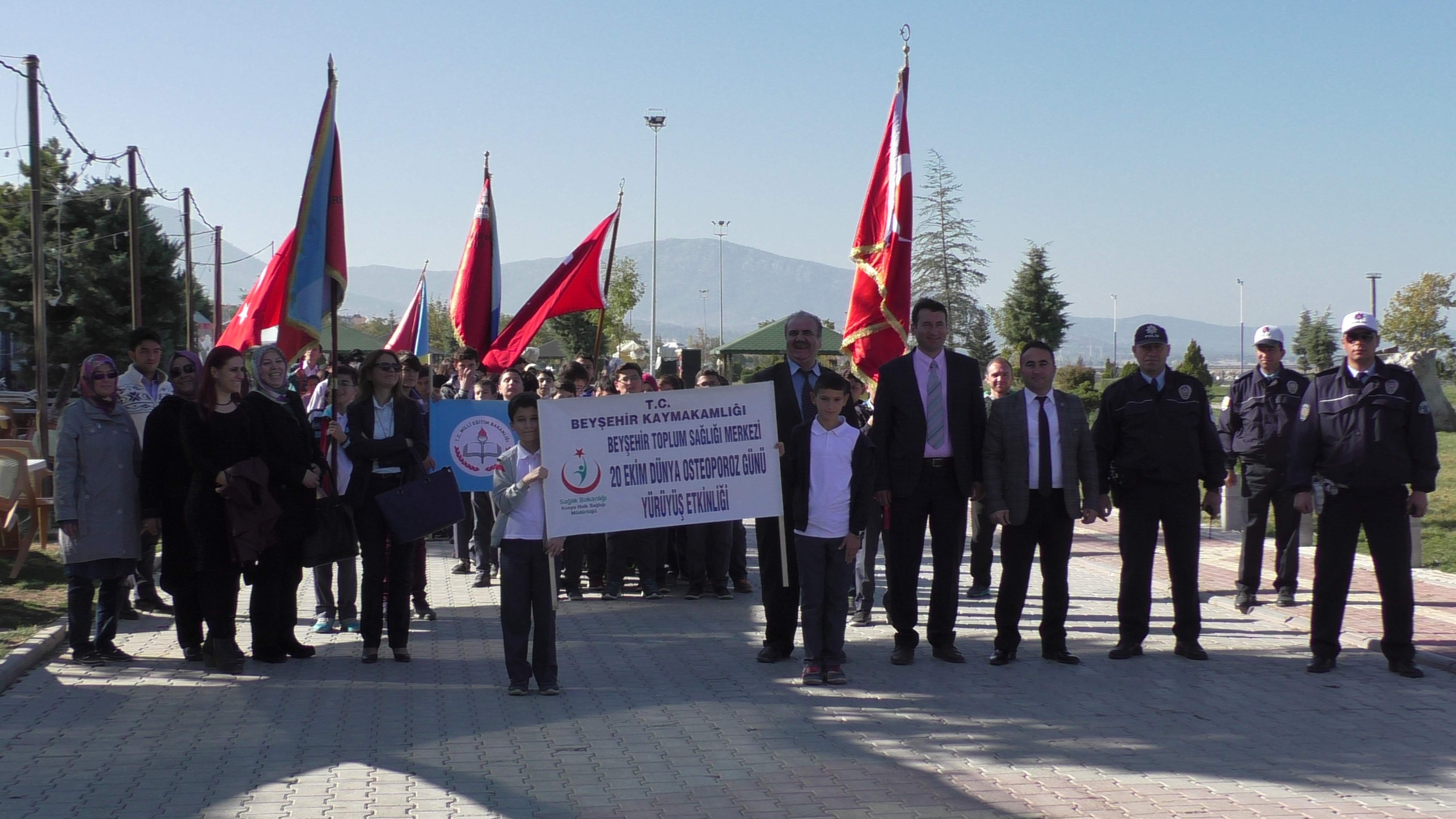 Beyşehir’de öğrenciler “osteoporoz” hastalığına dikkat çekmek için yürüdü