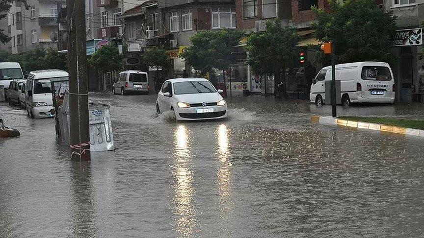 Balıkesir'de sağanak ve fırtına yaşamı olumsuz etkiledi