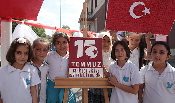 İlkokul öğrencileri 15 Temmuz kahramanlarını resmetti