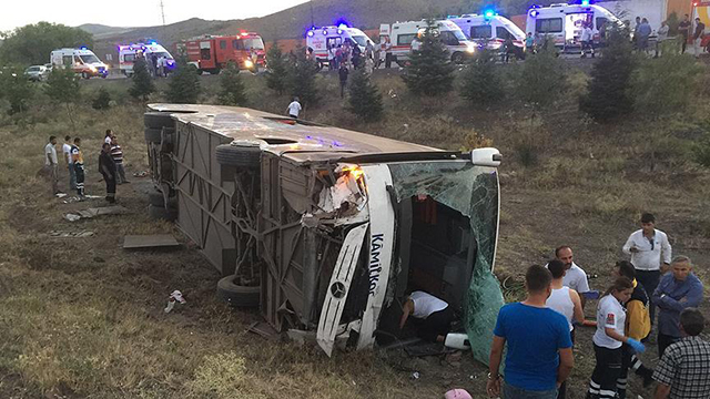 Ankara'da yolcu otobüsü şarampole devrildi