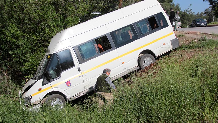 Öğrenci servisi otomobille çarpıştı: 18 yaralı