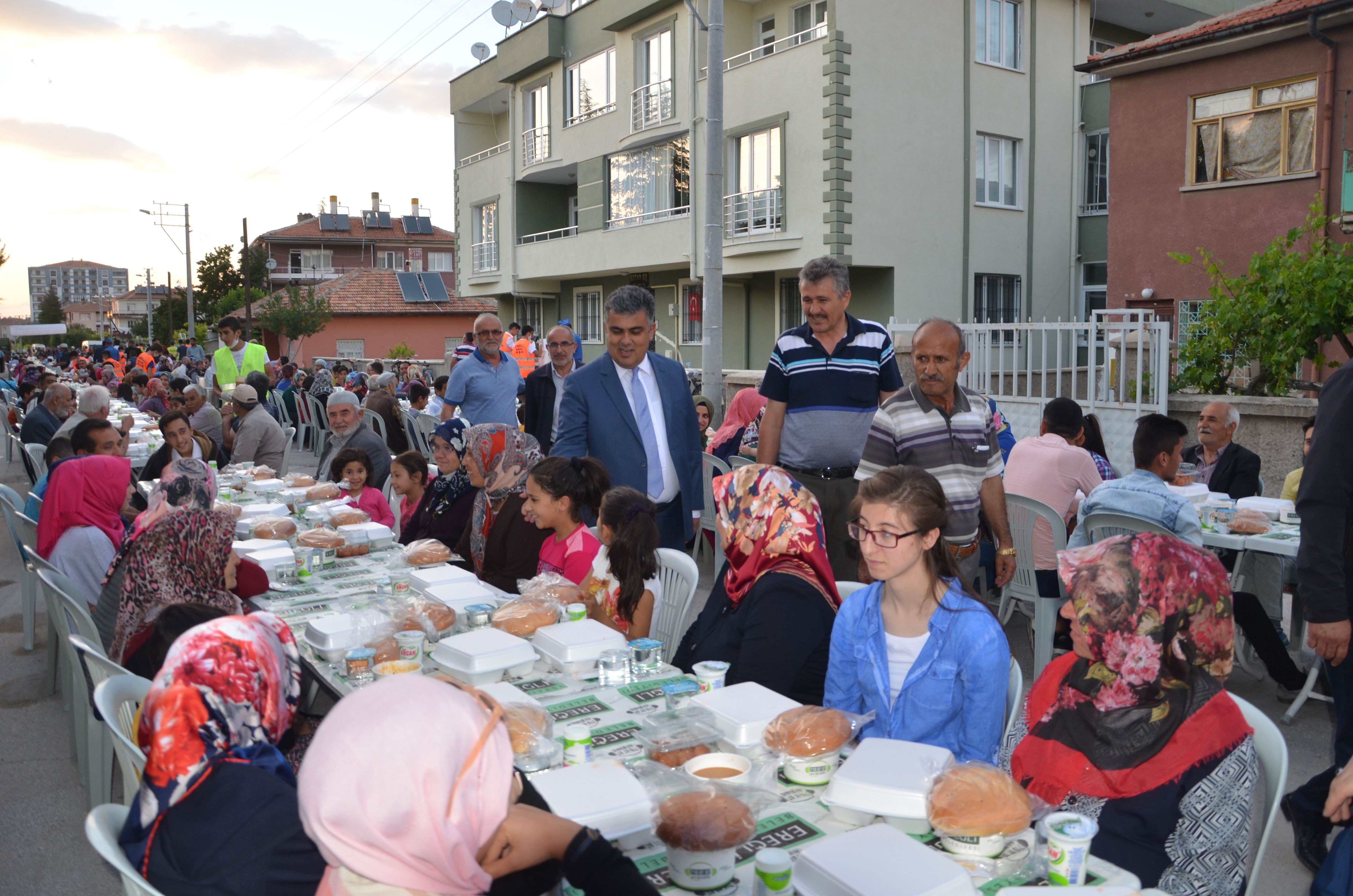 Ereğli’de Mahallelerde İftar Sofraları Sürüyor