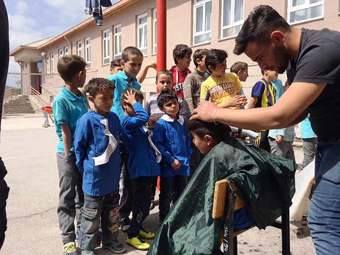 Öğrenciler fön çekip, saç tıraşı yaptı