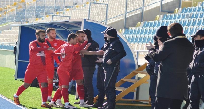 Çevik kuvvet polislerine koştular