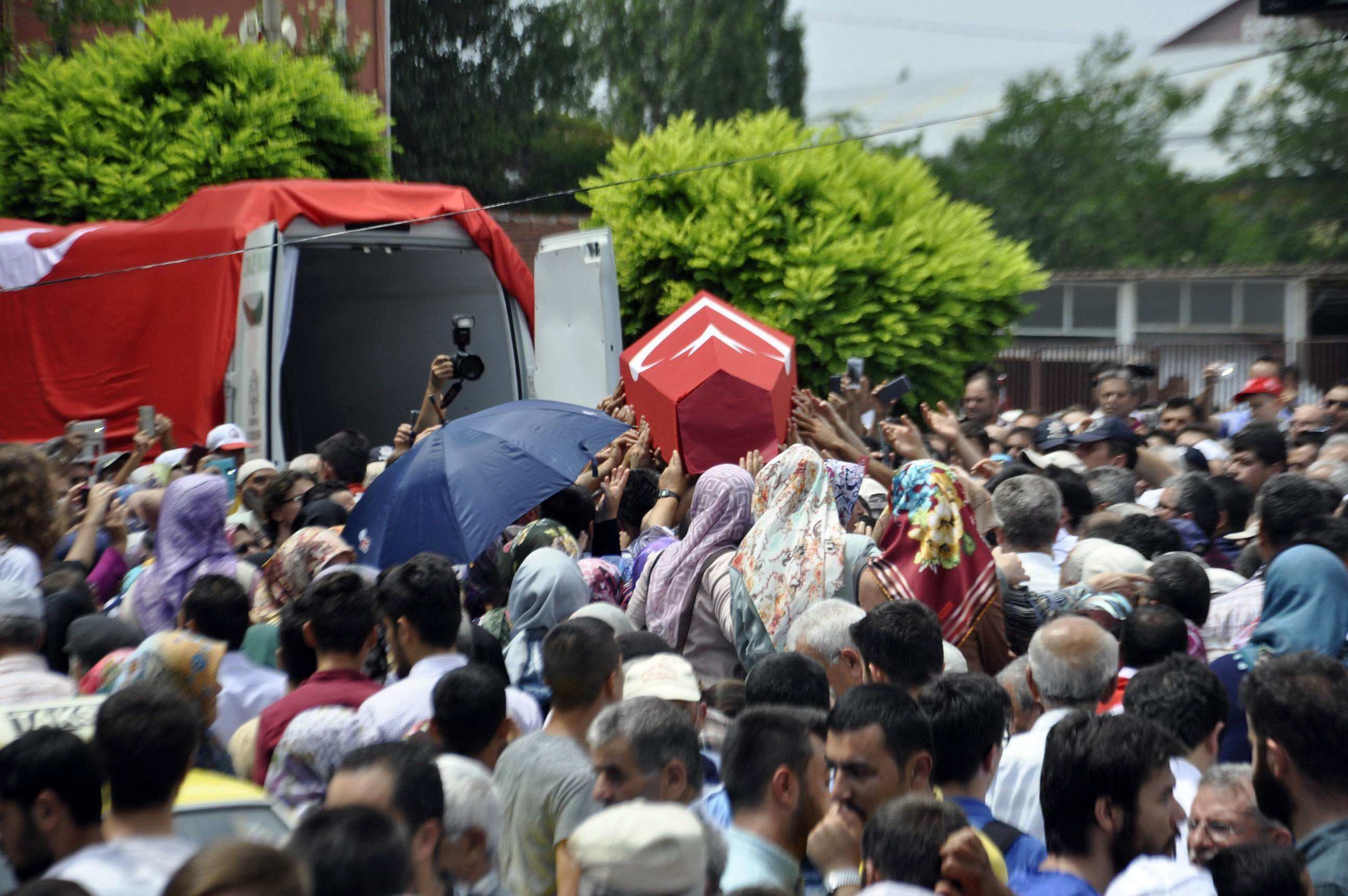 Şehit komiser yardımcısı son yolculuğuna uğurlandı