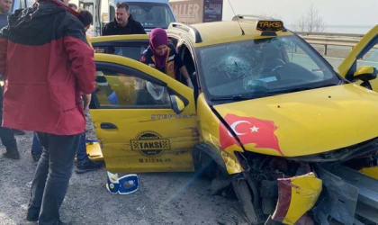 Cenaze dönüşü taksi bariyere saplandı: 4 yaralı