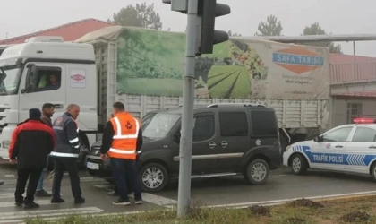 Hafif ticari araçla kamyon çarpıştı: 5 kişi yaralandı