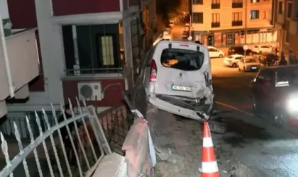 Kayan çöp kamyonu 3 araca çarptı