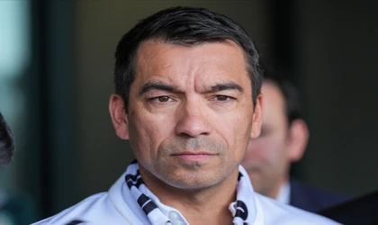 Beşiktaş'ın yeni teknik direktörü Van Bronckhorst, görevine başladı