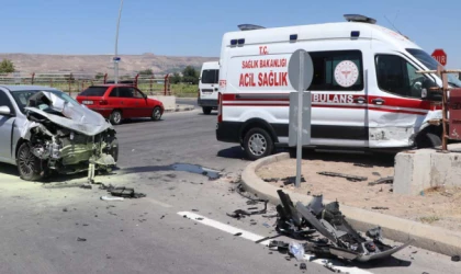 Ambulans ile otomobil çarpıştı: 6 yaralı