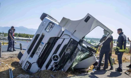 Bariyerlere çarpıp devrilen TIR'ın şoförü yaşamını yitirdi