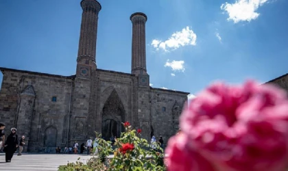 Çifte minareli medrese dikkat çekiyor