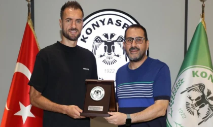 Konyaspor efsane golcüsünü uğurladı!