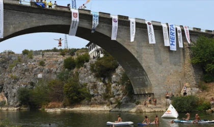 Şivan Köprüsü'nde geleneksel atlama yarışı yapıldı